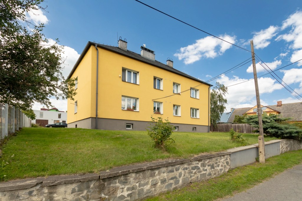 Prodej bytu 3+1 74 m², Brumovice Úblo, Garáž a zahrada